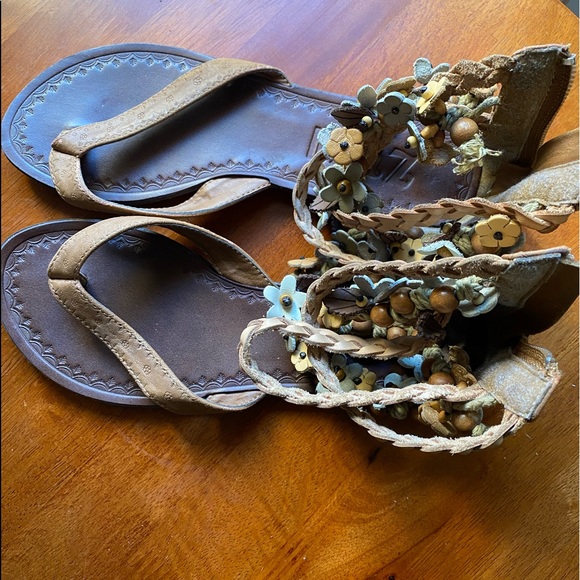 ♥️ CUTE FLAT LEATHER SANDALS ADORNS WITH BRAID LEATHER,FLOWER LEATHER PATTERN. - Picture 5 of 8